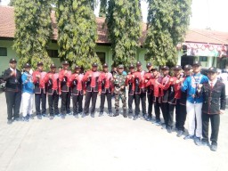 Babinsa Ramil 0816/13 Wonoayu latih siswa PBB untuk lomba gerak jalan