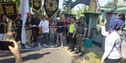 Meriahkan HUT RI ke 74 dan Muharam, Babinsa 0816/11 Tarik laksanakan pam karnaval budaya