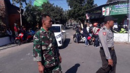 Demi Suksesnya Jalan Sehat Di Desa Binaan, Babinsa 0816/05 Tulangan Bantu Pengamanan.