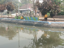 Babinsa Koramil 0816/03 Buduran Ikut Membantu UPTD PU.Sumput Dalam Rangkah Persiapan Lomba Sungai Sehat