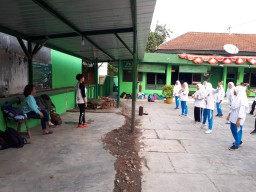 Anggota Ramil 07/Krembung Bersama Siswa/Wi SMAN 1 Krembung Laksanakan Senam Bersama