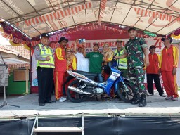 HUT Ke 74 , Babinsa Ramil 0816/12 ajak warga masyarakat dengan jalan sehat di Desa Jedongcangkring