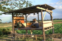 Babinsa Koramil 0816 /11 Tarik, Melaksanakan Komsos Dengan Petani Sayuran