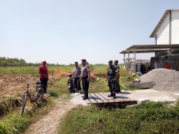 Babinsa Ramil 0816/13 Wonoayu Mendampingi Pengukuran Tanah Oleh BPN Sidoarjo