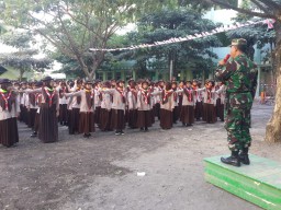 Babinsa Koramil 0816/09 Krian Peltu Puguh Santoso. S. Pdi melatih PBB di SMK Yapalis Krian