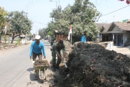 Pra TMMD ke 106, Anggota TNI bersama warga saling bantu pengerjaan jalan