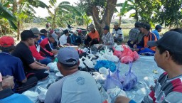 Babinsa Komsos Dengan Warga Para Petani Acara Barikan Syukuran Dalam Rangka Tutup Tanam