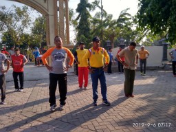Danramil 0816/09 Krian dan anggota dalam SKJ bersama warga di balai Desa Junwangi Kecamatan Krian