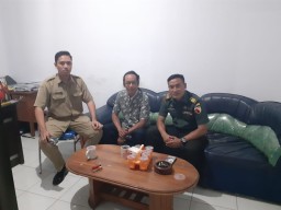 Danramil 0816/16 Waru anjangsana ke kantor Desa Janti Waru