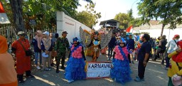 Babinsa 0816/09 Krian Bantu Pengamanan Karnaval di Desa Binaannya
