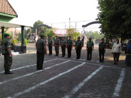 Personil Koramil 0816/13 Wonoayu Melaksanakan Apel Pagi Dilanjutkan Pembersihan Pangkalan