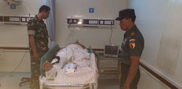 Danramil 0816/09 Krian bersama pengurus Persit jenguk anggotanya yang sakit.