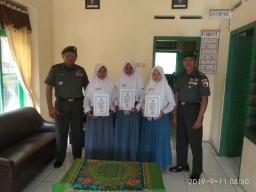 Penyerahan Piagam Oleh Danramil 0816/13 Wonoayu Kepada Siswa-Siswi Yang Mengikuti Lomba Tari Remo