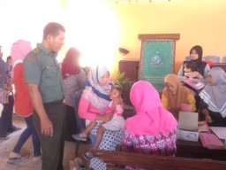 Babinsa Koramil 0816/09 Krian dampingi Posyandu balita berkala di wilayah binaan.