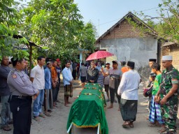 Anggota Koramil 0816/08 Jabon Sekaligus Babinsa Desa Jemirahan Laksanakan Takziah di Wilayah Binaanny