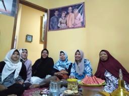 Danramil 0816/12 Prambon beserta keluarga besar Anggota juga Persit Silahturohmi ke rumah Anggota yang pulang Haji