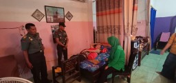 Ketua Persit KCK Cabang XLIII menjenguk Serka A. Ropik yang sakit