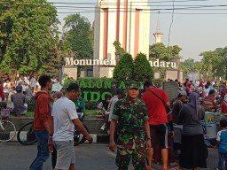Babinsa kodim 0816/01 amankan CAR FREE DAY dialun-alun kota sidoarjo.