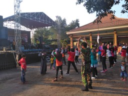 Babinsa Ramil 0816/11 Tarik, Menghadiri dan Membantu Pengamanan Acara Jalan Sehat Di Desa Singogalih