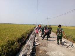 Warga bersama TNI, Bersemangat bantu pembangunan jalan penghubung antar Desa