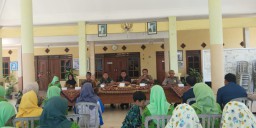 Babinsa dan Babinkamtip Menghadiri Kegiatan Rutin Para Kader PKK Desa Entalsewu