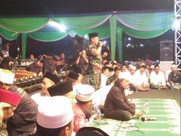 Danramil 0816/01 Kota Bersama Ribuan warga Sidoarjo Hadiri Sinau Bareng Kyai Kanjeng di desa Suko
