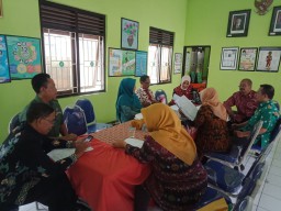 Forpimka Prambon mendampingi Tim Penilai Lomba Lingkungan Sekolah
