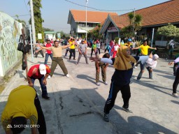 Anggota Koramil 0816/13 Wonoayu laksanakan senam SKJ bersama warga