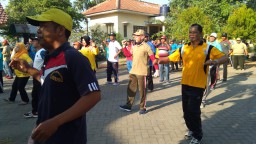 Danramil 0816/09 Krian dan anggota laksanakan serter SKJ bersama warga