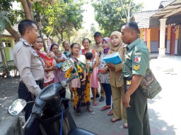 Partisipasi Dalam Kesehatan, Babinsa Koramil 0816/13 Wonoayu Dampingi Pelaksanaan Kopipu Konseling Dari Pintu Ke Pintu