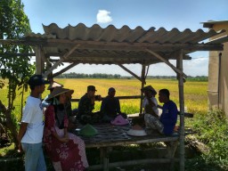 Wujud Kedekatan Dengan Warga Masyarakat, Serda Gatot Wahyudi Komsos Dengan Warga Desa Binaan