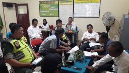 Babinsa Serda Nanang Nasdar Aulia dan Babinkamtibmas Komsos dengan warga Desa Katerungan Kecamatan Krian