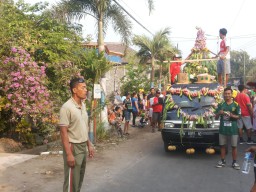 Babinsa Desa Keper Bersama Warga Mengikuti Kirap Tumpeng