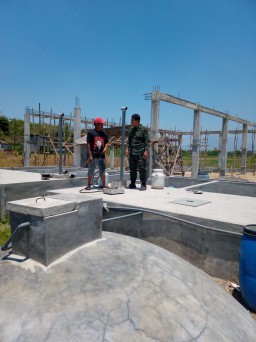 Babinsa Koramil 0816/09 dampingi Biogas Pemanfaatan Kotoran Ternak di Desa Sedenganmijen