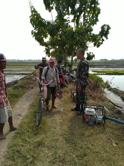 Babinsa yang selalu tanggap mencari solusi kekeringan bersama PokTan