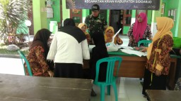 Babinsa Koramil 0816/09 Krian Dampingi Kegiatan Posyandu di Desa Terik Kecamatan Krian Sidoarjo