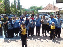 Babinsa porong serka nurul yakin mendampingi tim lomba lingkungan sehat sekolah