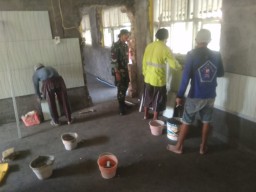 Pra TMMD, Babinsa Koramil 0816/08 Jabon dan Warga Memperbaiki Sekolah Dasar Negeri Kupang