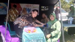 Anggota Persit Ramil 07/ Krembung Ikut Bhakti Sosial dalam giat TMMD ke 106 di Jabon