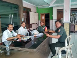 Wujud Kedekatan Dengan Warga Masyarakat, Danramil 0816/11 Tarik Melaksanakan Kunjungan Ke Balai Desa Janti