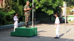 Koramil 0816/16 waru menjadi pembina upacara di MI Darul Ulum Tambakrejo Waru