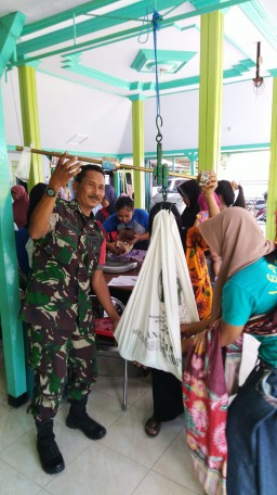 Babinsa Panggreh Hadiri Kegiatan Posyandu Dalam Rangka Penimbangan Balita Dan Pemberian Vitamin