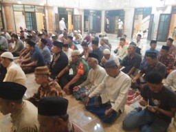 Koramil 0816/01 Kota melaksanakan Sholat Tahajud bersama warga binaannya