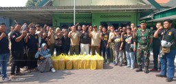 ILS Bagi Nasi Kotak di Hari Jum’at Barokah Bersama Koramil 0816/05 Tulangan