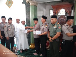 Danramil0816/10 Balongbendo beserta anggota hadiri Safari jumat