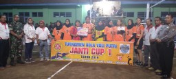 Kebersamaan Babinsa dan Babinkamtibmas Pengawal Jalannya Pertandingan Bola Volly Janti Club 1 Tahun 2019