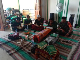 Babinsa hadiri kegiatan Bonek Sidoarjo di panti asuhan di wilayah binaannya