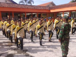Serka Junaidi Koramil 0816/11 Tarik, Melatih Siswa-siswi Peraturan Baris BerbarisPBB di SMPN 1 Tarik