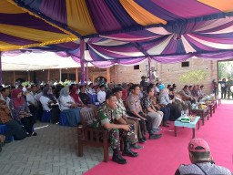 Anggota Koramil0816/10 Balongbendo memfasilitasi keamanan kunjungan kerja Menteri Desa PDT