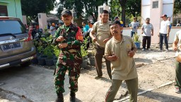 Anggota Koramil 0816/13 Wonoayu Melaksanakan Jumat Sehat bersama Unsur Muspika.